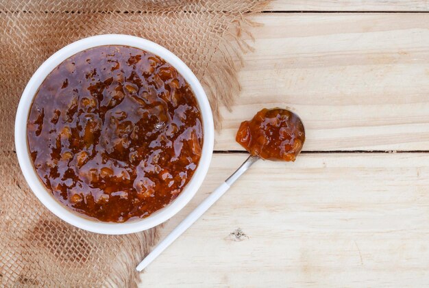 Foto chutney de frutas tradicional sul-africano um condimento popular em uma tigela branca com espaço de cópia