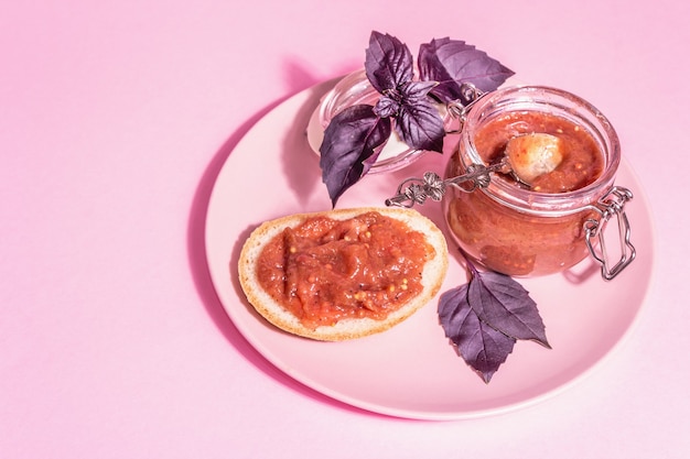 Chutney de ruibarbo. Comida deliciosa, molho tradicional da estação. Fundo rosa pastel, luz forte moderna, sombra escura, lugar para texto