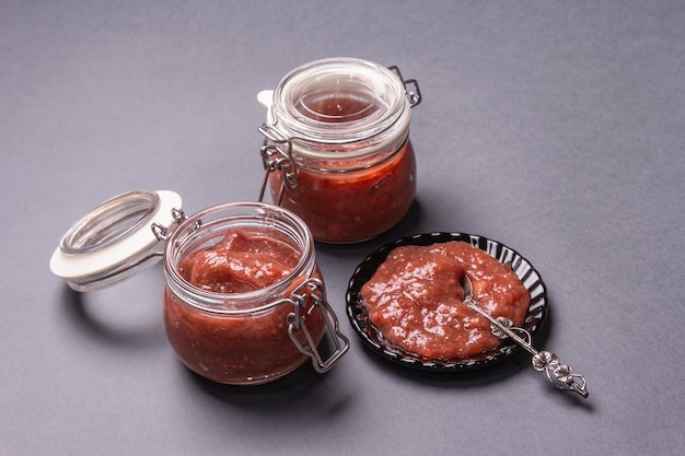 Chutney de ruibarbo. Comida deliciosa, salsa tradicional de temporada. Fondo gris mate, lugar para texto