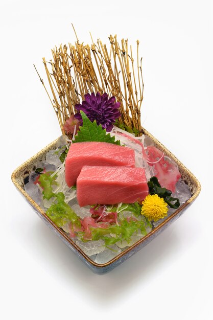 Chutoro (Tuna) Sashimi in der japanischen Art der braunen Schüssel auf weißem Hintergrund