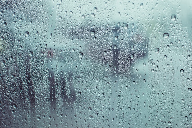 Chuva cai água no fundo da janela de carro de superfície, vista fora do carro agora chovendo fundo