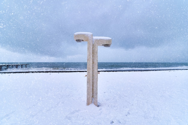 Chuva de praia na paisagem de inverno com neve