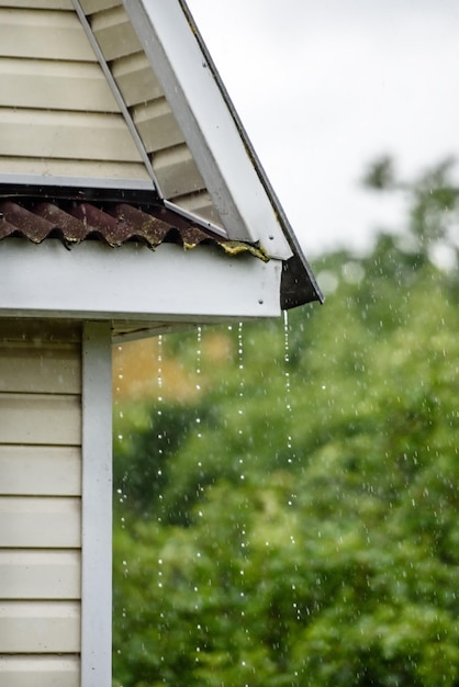 Chuva de tempestade escorre do telhado