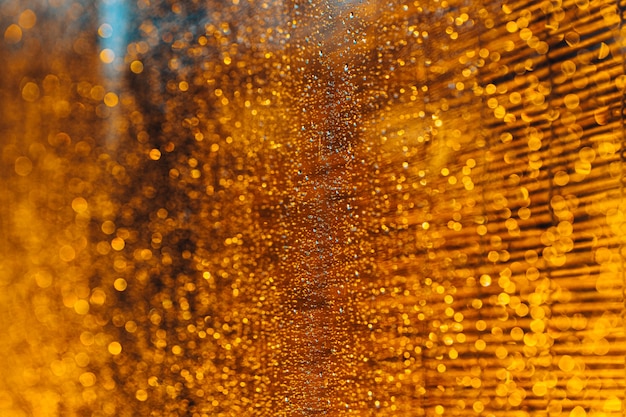 Chuva dourada cai fundo em hora escura do dia