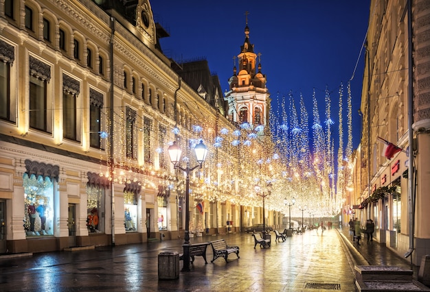 Chuva dourada de decorações de Natal na rua Nikolskaya em Moscou