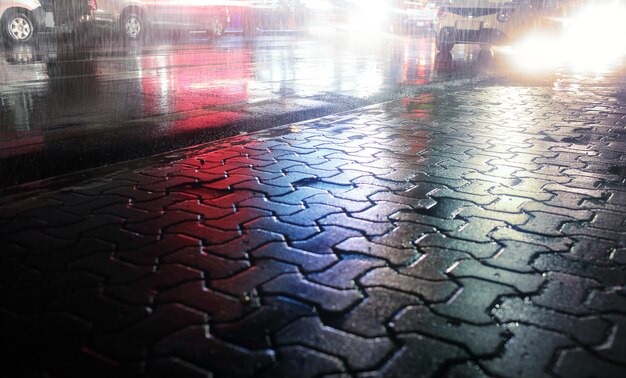 Chuva forte cai nas cenas da cidade noturna