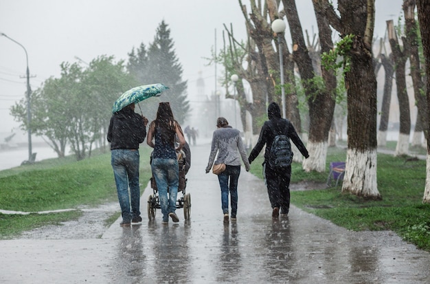 Chuva forte na cidade e as pessoas se molharem