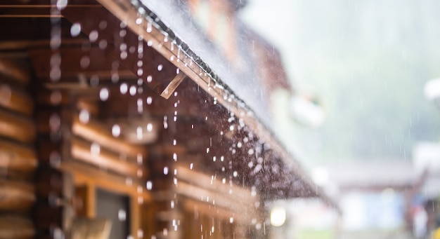 Chuva forte na tempestade de verão e gotas de chuva no telhado.