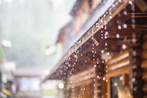 Chuva forte na tempestade de verão e gotas de chuva no telhado.