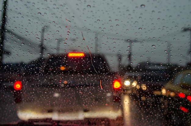 Foto chuva na janela do carro