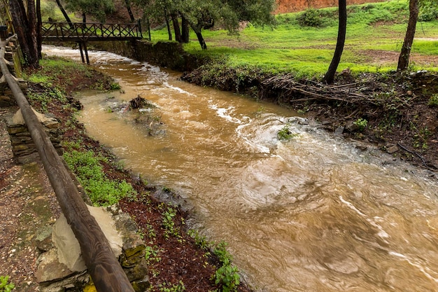 Chuvas fortes criam água marrom no rio
