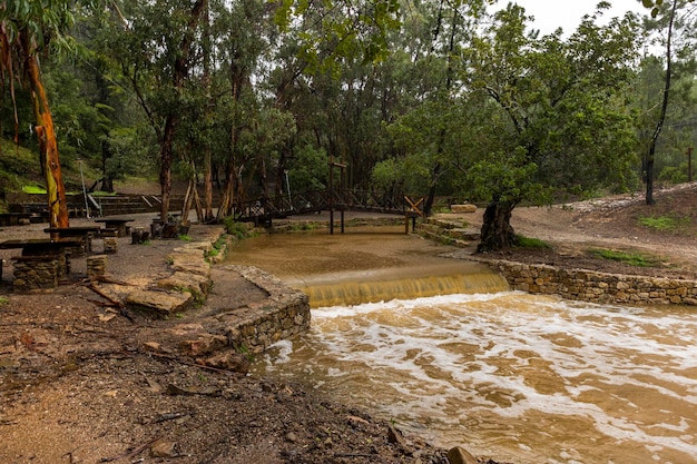 Chuvas fortes criam água marrom no rio