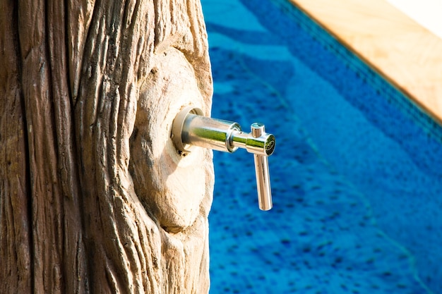 Chuveiro à beira da piscina