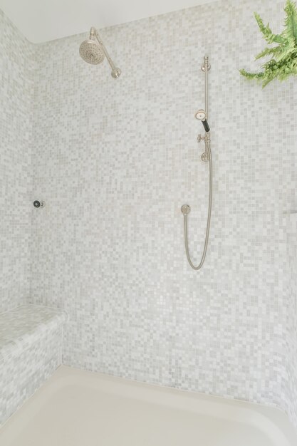 Foto chuveiro moderno em um banheiro bem iluminado