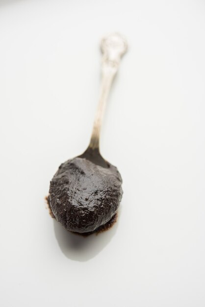 Chyawanprash o Chyavanprash es un suplemento de salud de refuerzo de la inmunidad ayurvédica indio compuesto por una mezcla concentrada de minerales y hierbas ricas en nutrientes, que se sirve en un tazón, aislado