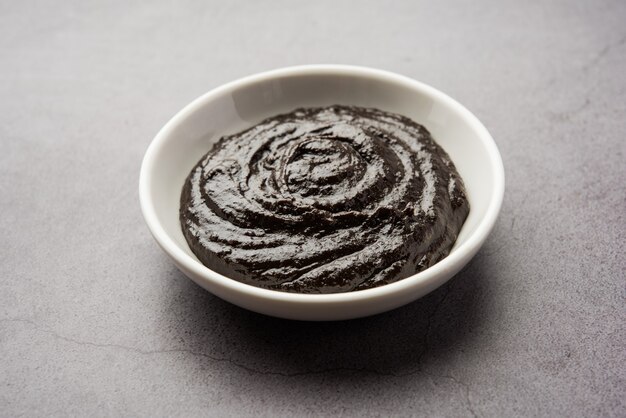 Chyawanprash oder Chyavanprash ist ein indisches ayurvedisches Nahrungsergänzungsmittel zur Stärkung der Immunität, das aus einer konzentrierten Mischung aus Mineralien und nährstoffreichen Kräutern besteht und in einer Schüssel isoliert serviert wird