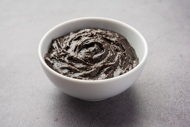 Chyawanprash ou Chyavanprash é um suplemento de saúde de reforço da imunidade ayurvédica indiano composto de uma mistura concentrada de minerais e ervas ricas em nutrientes, servido em uma tigela, isolado