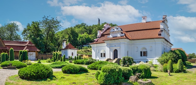 Chyhyryn, ucrânia 07.12.2020. residência restaurada de bohdan khmelnytskyi em chyhyryn, ucrânia, em um dia ensolarado de verão