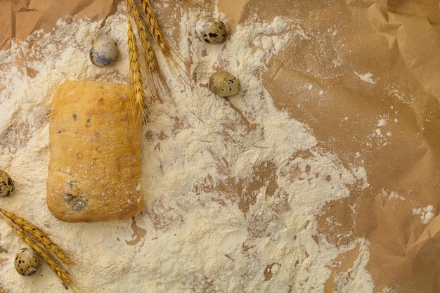 Ciabata italiana fresca em papel de confeitaria em farinha