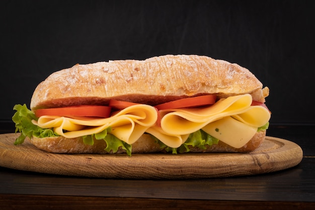 Ciabatta auf einem Holzbrett