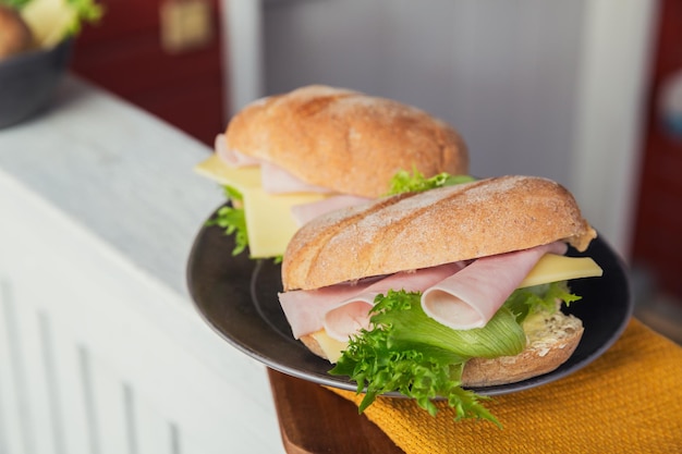 Ciabatta-Baguette-Sandwiches mit Schinken, Käse und Salat