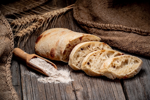 Ciabatta Brot auf dem Holz Tisch