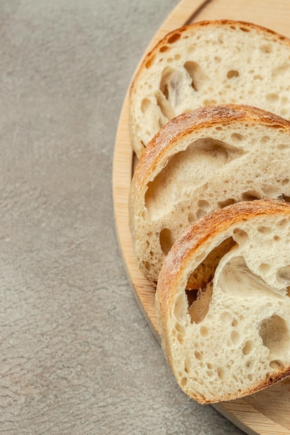 Ciabatta-Brot, geschnittenes gebackenes Baguette, vertikales Bild, Draufsicht, Platz für Text