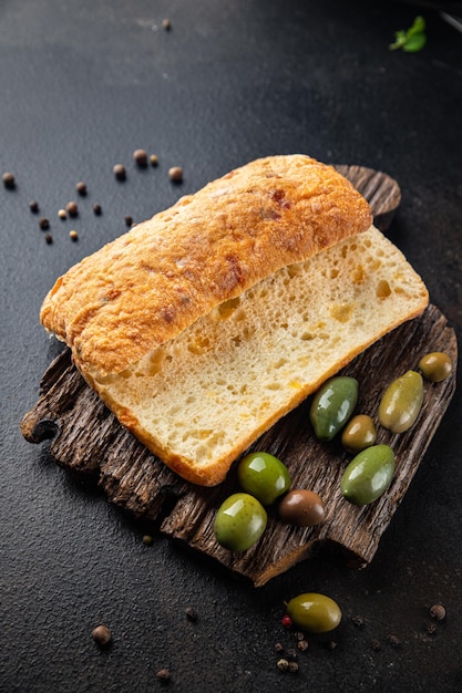 Ciabatta-Brot-Oliven-Mahlzeit frischer Snack auf dem Tisch kopieren Raum Essen Hintergrund