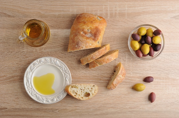 Ciabatta com azeitonas e azeitonas amarelas e roxas