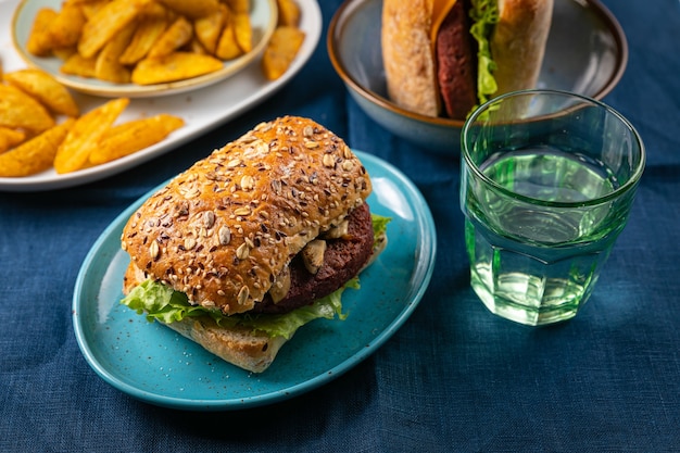 Ciabatta com costeleta vegana e verduras.