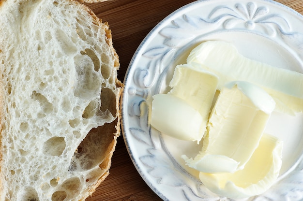 Ciabatta em fatias de pão e manteiga