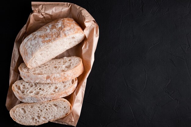 Ciabatta em um fundo preto, cozinha italiana