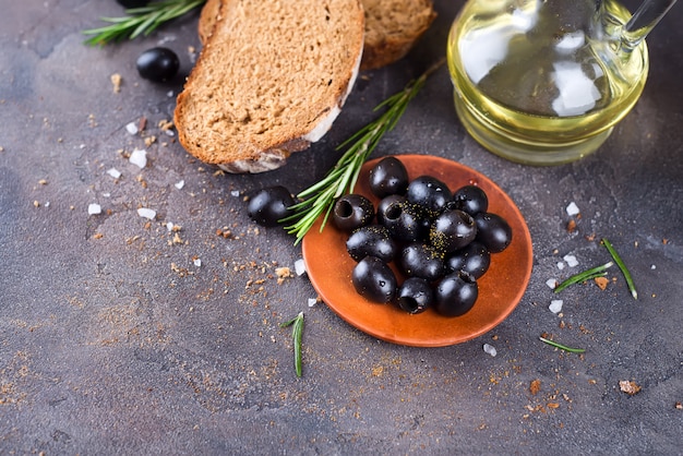 Ciabatta fresca con aceite de oliva y aceitunas.