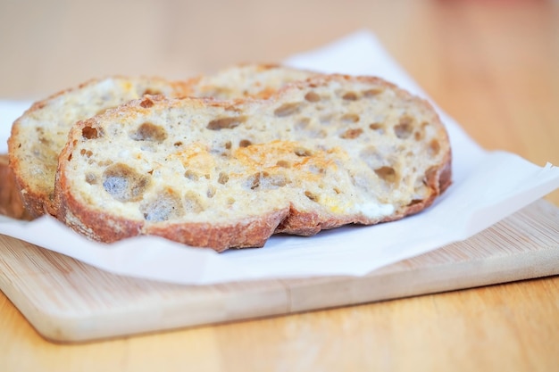 Ciabatta frita en un huevo sobre un papel en una tabla de bambú