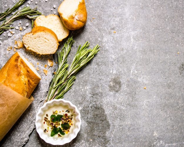 Ciabatta in Papier mit Rosmarin und Öl eingewickelt.