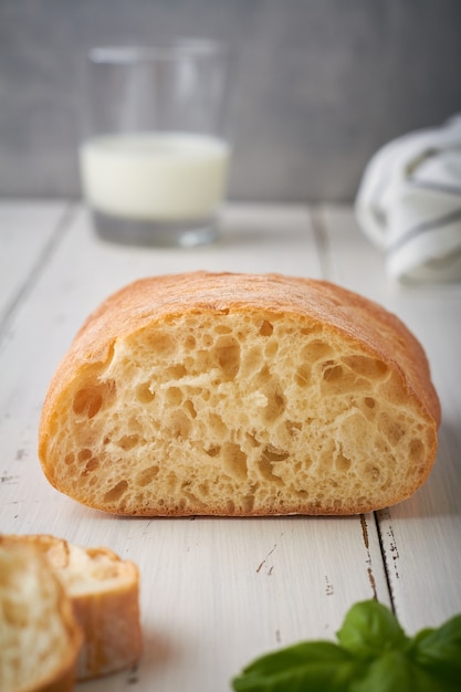 Ciabatta ist ein italienisches Weißbrot aus Weizenmehl Wasser Salz Hefe Olivenöl auf weißem Hintergrund