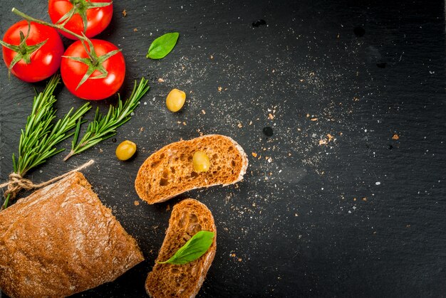 Ciabatta italiana con aceite, aceitunas y verduras.