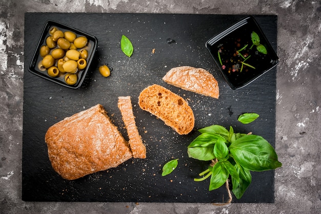 Ciabatta italiano com azeite, azeitonas e verduras