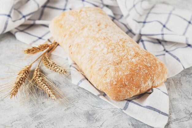 Ciabatta mit Ohren auf dem Tisch