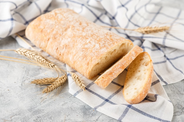 Ciabatta mit Ohren auf dem Tisch