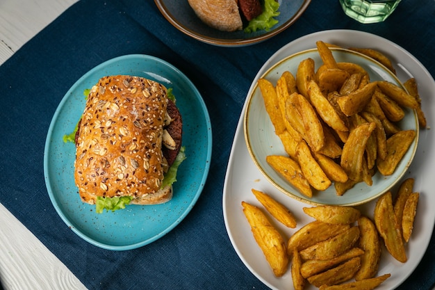 Ciabatta mit veganem Schnitzel und Gemüse.