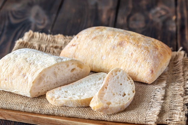 Ciabatta na placa de madeira