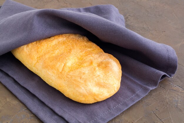 Ciabatta. Pão italiano fresco do ciabatta com ervas.