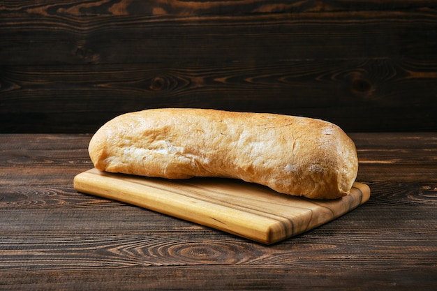 Ciabatta recém-assada em mesa de madeira marrom