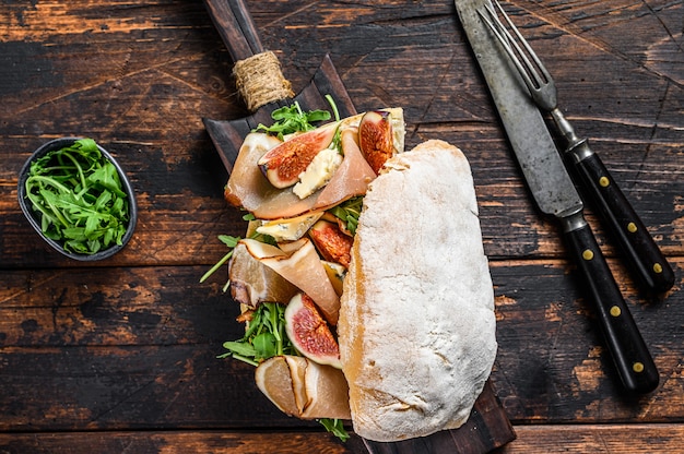 Ciabatta-Sandwich mit Römersalat, Schinken und Mozzarella