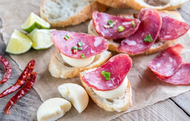 Ciabatta-Sandwiches mit Fuet und Minikäse