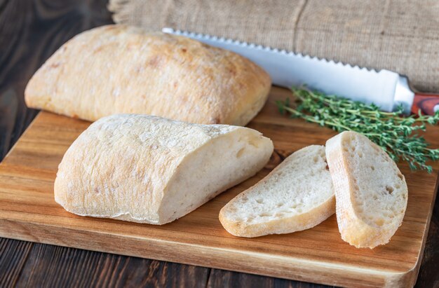 Ciabatta sobre tabla de madera