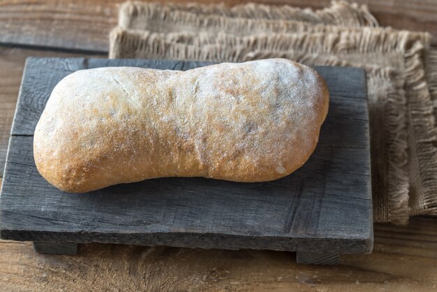 Foto ciabatta en el tablero de madera