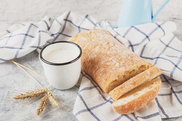 Ciabatta und eine Tasse Milch mit Ohren