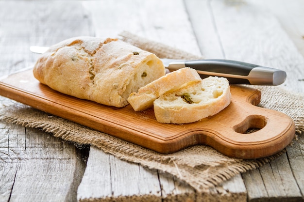 Ciabatta, Weizen, rustikaler hölzerner Hintergrund